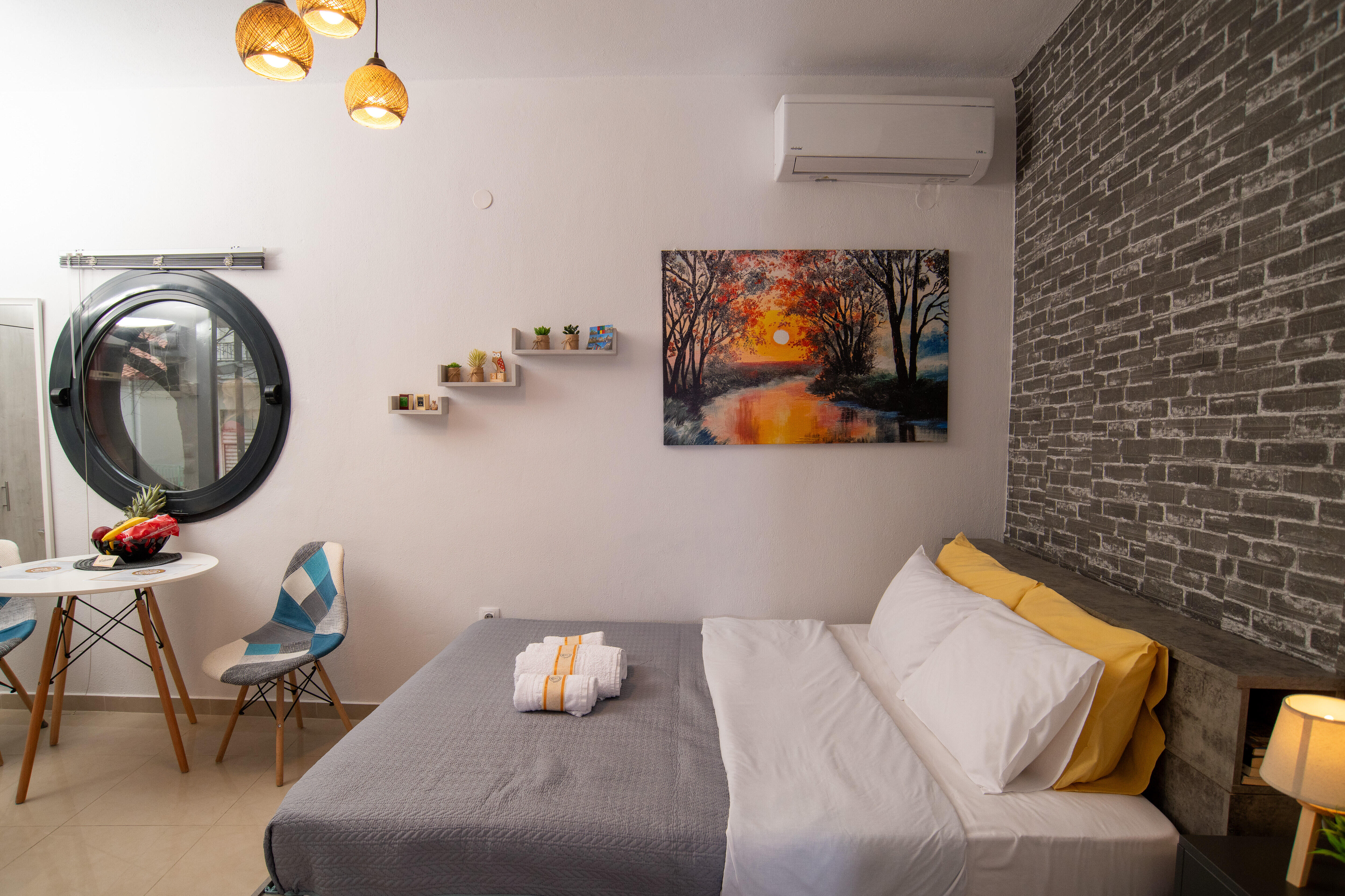 Central & Riverfront Room (Studio) — photo 2