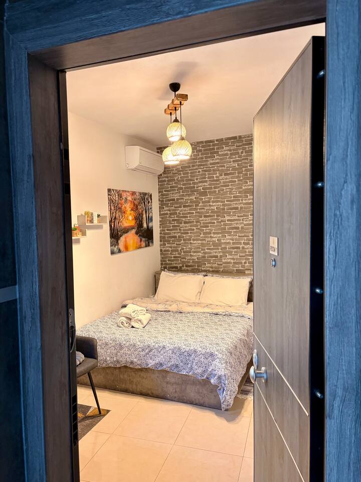 Central & Riverfront Room (Studio) — photo 6